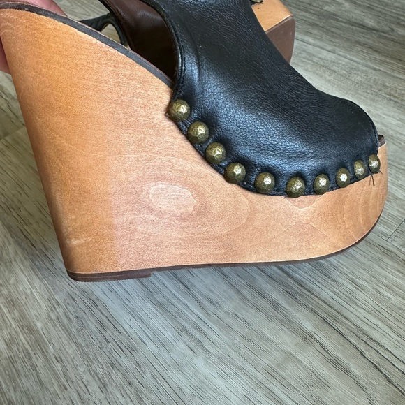 I’m selling this Jeffrey Campbell platform sandals. - Picture 2 of 7